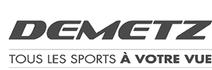 Demetz : Optique Sportive - Votre Vue pour Tous les Sports Logo Demetz affichant le texte "Tous les sports à votre vue". Marque d'optique sportive pour une vision adaptée à chaque activité.