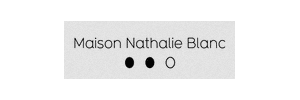 Maison Nathalie Blanc | Logo élégant et design Logo stylisé Maison Nathalie Blanc en noir sur fond gris, accompagné de deux points noirs pleins et un cercle blanc vide.